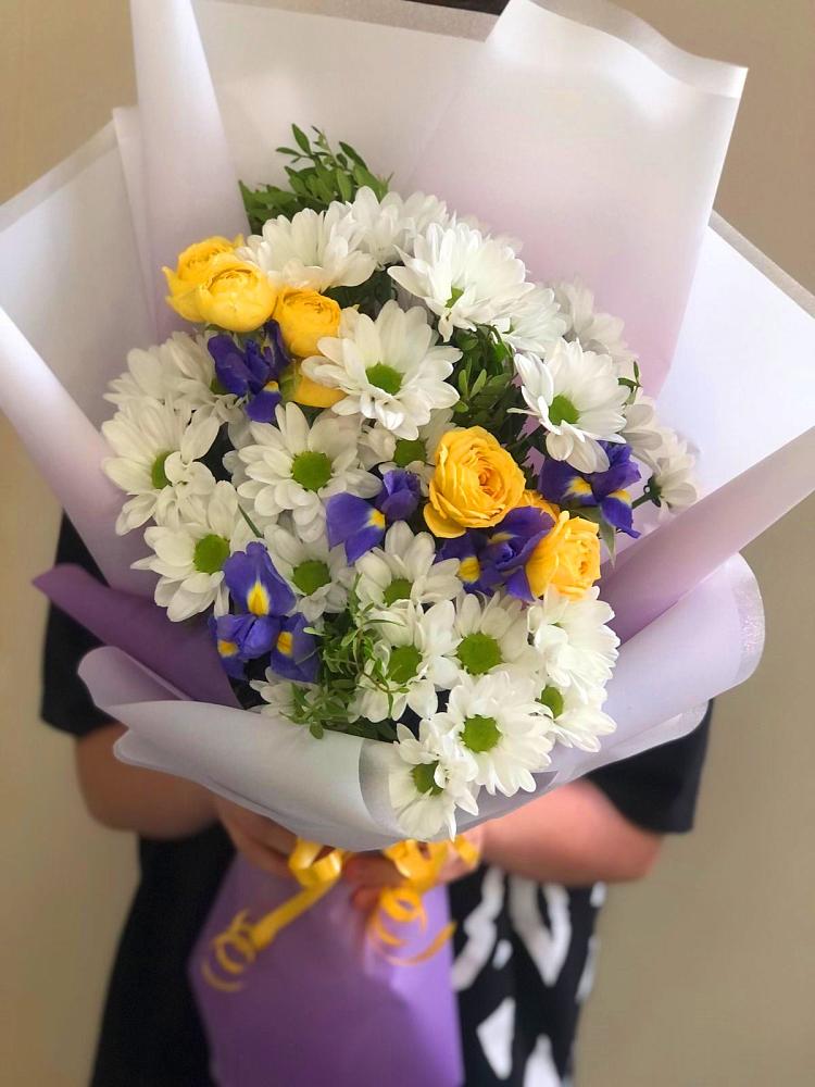 Букет цветов из: Ирисы, Хризантемы и Розы в Козино