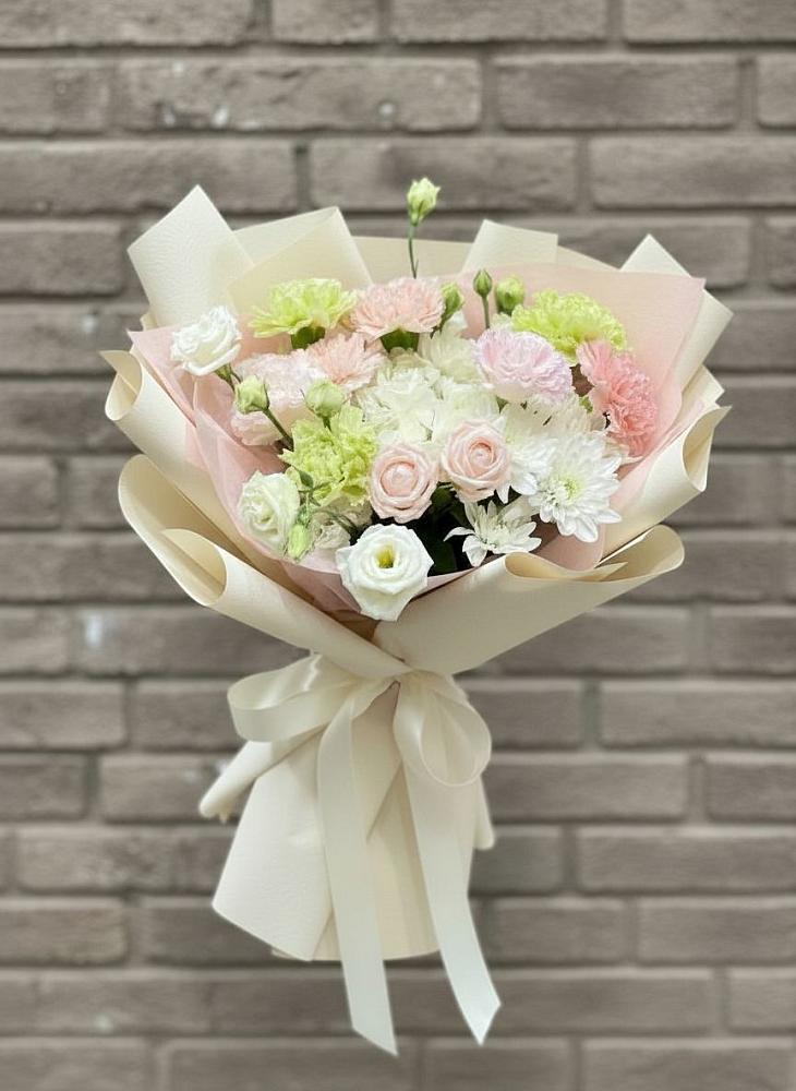 Букет цветов из: Гвоздики, Розы, Лизиантусы и Хризантемы в Козино