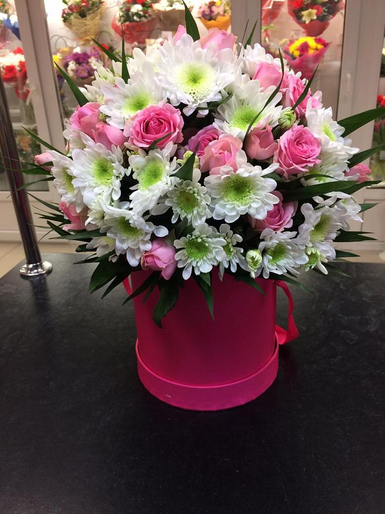 Цветочная композиция из Розы и Хризантемы в шляпной коробке в Козино