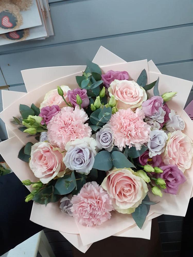 Букет цветов из: Розы, Гвоздики и Лизиантусы в Козино